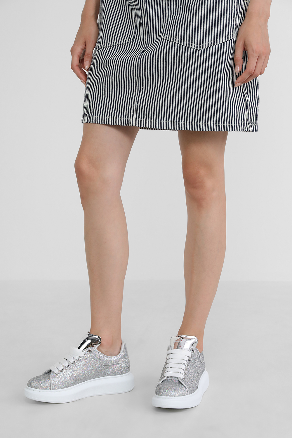 תמונת כל הלוק של נעלי סניקרס נוצצות